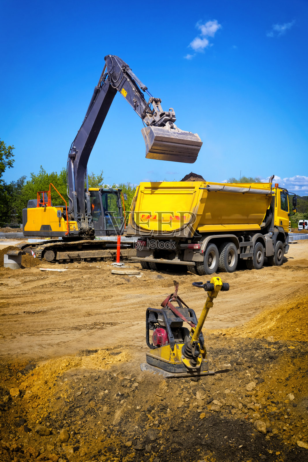 公路施工现场的筑路机械照片摄影图片