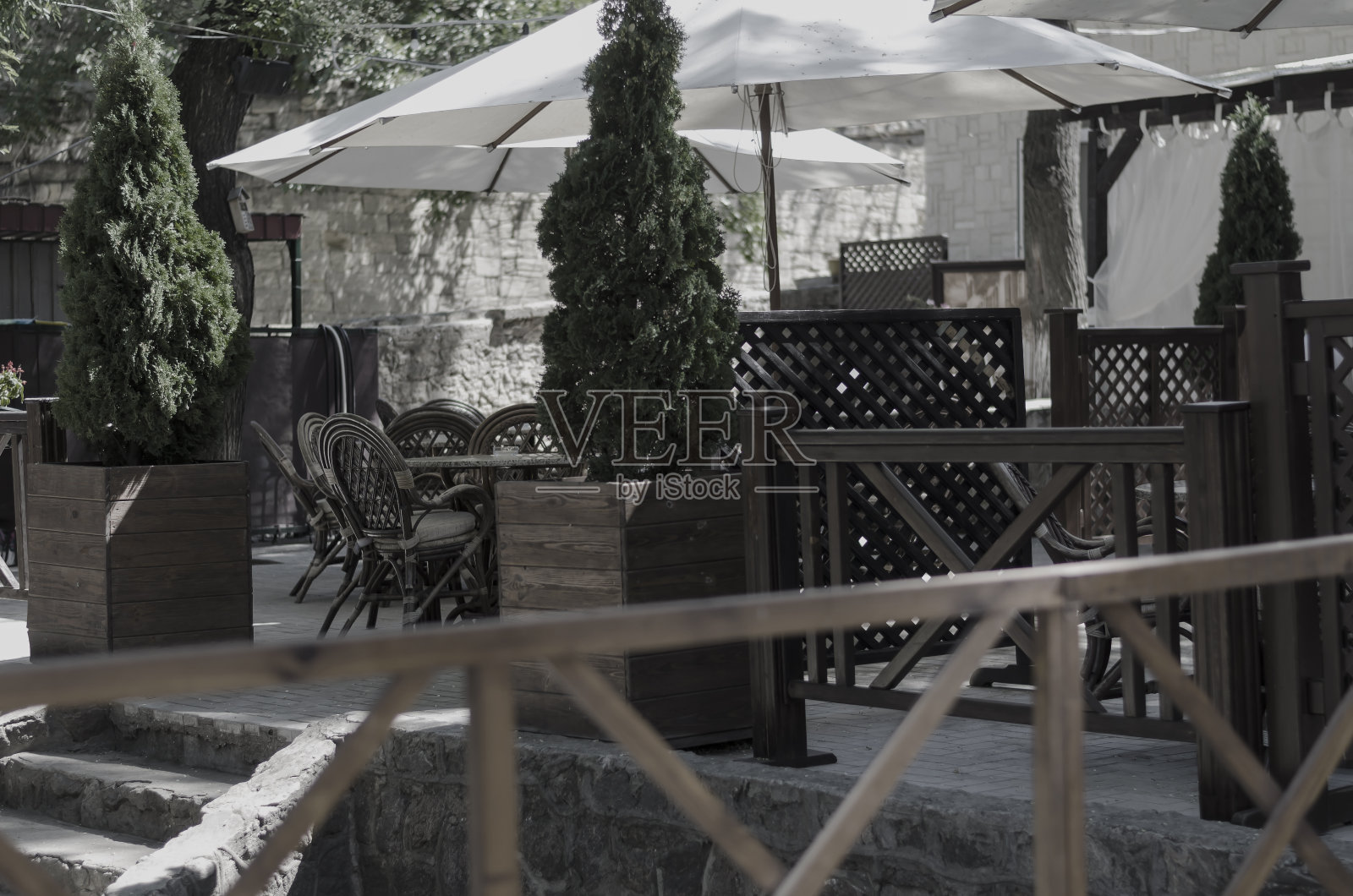 空荡荡的夏季餐厅露台。照片摄影图片