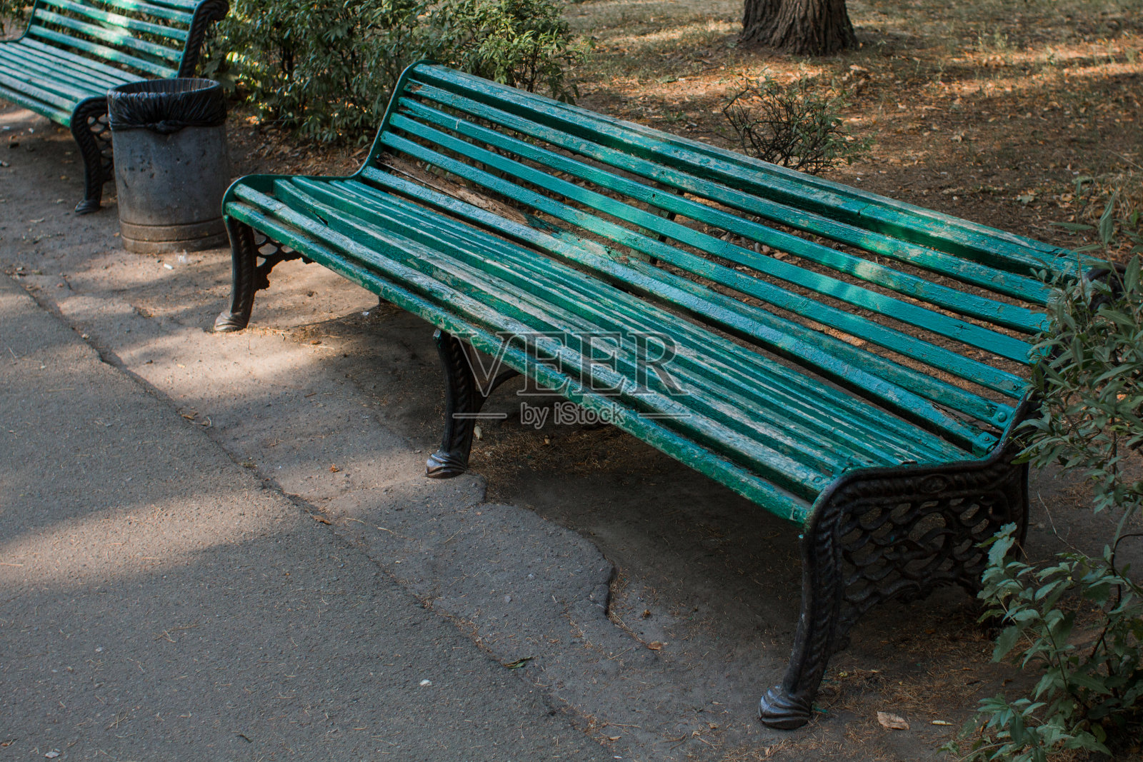 公园里的旧绿色长凳照片摄影图片
