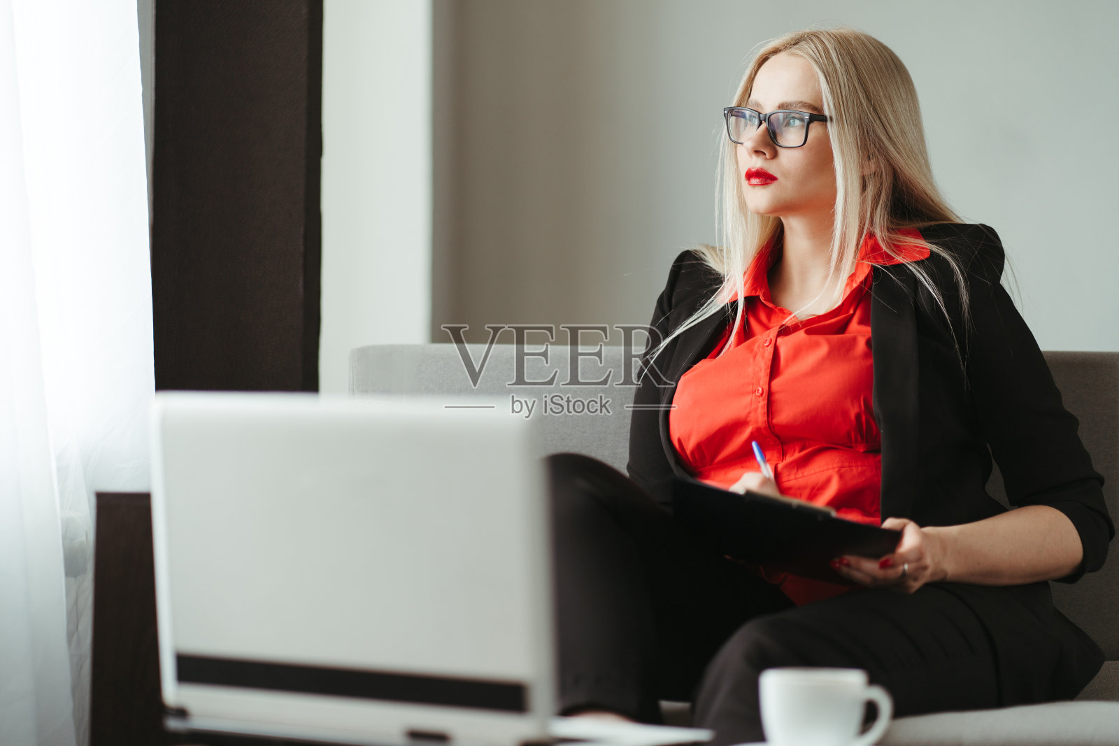 女企业家在自己的客厅里处理文件照片摄影图片