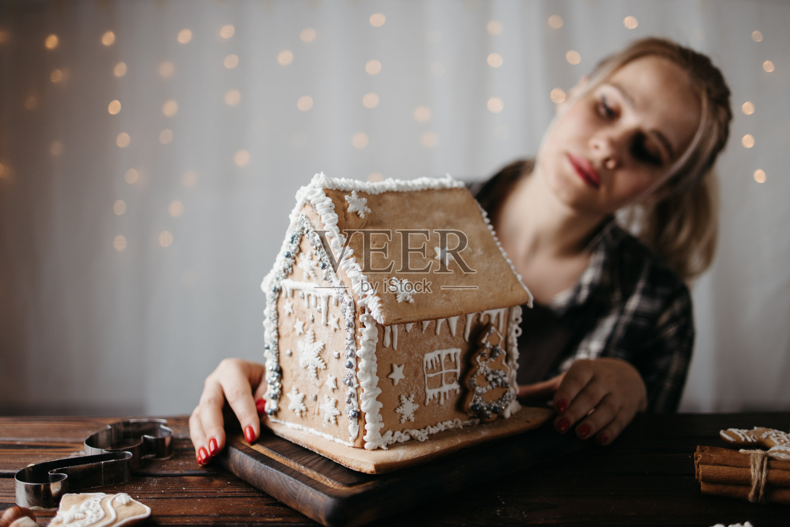 有自制姜饼屋的女人照片摄影图片