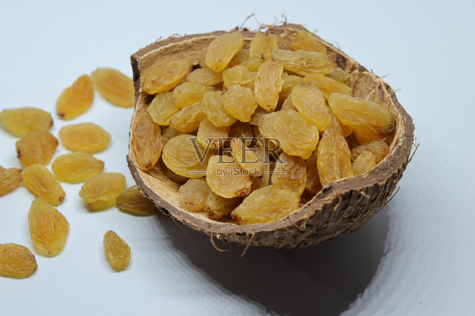 黄色葡萄干孤立在白色背景上照片摄影图片