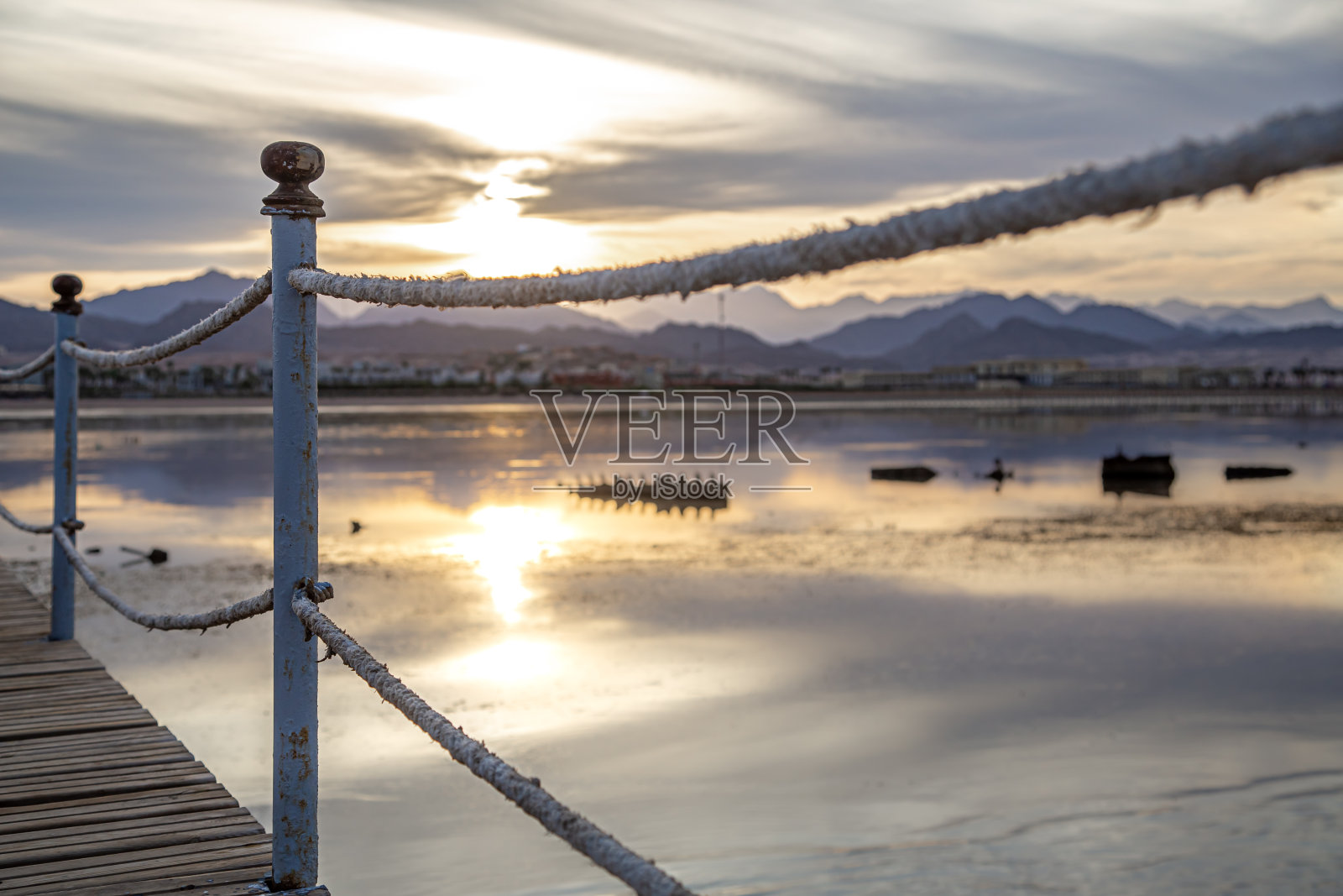 美丽的木制长栈桥背景照片摄影图片