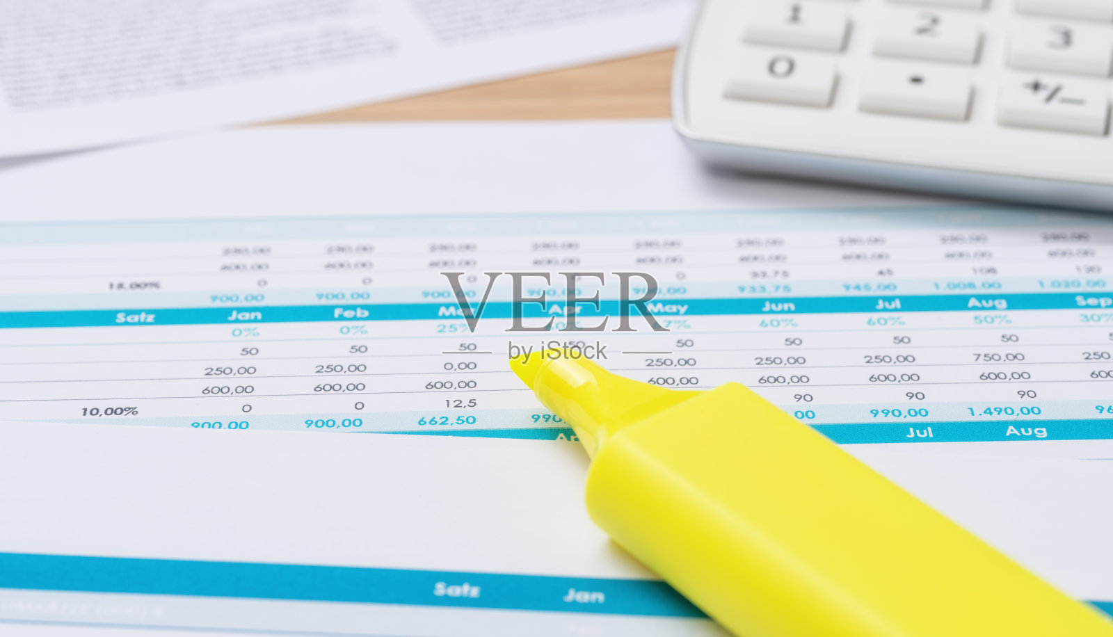 有文件的办公桌照片摄影图片