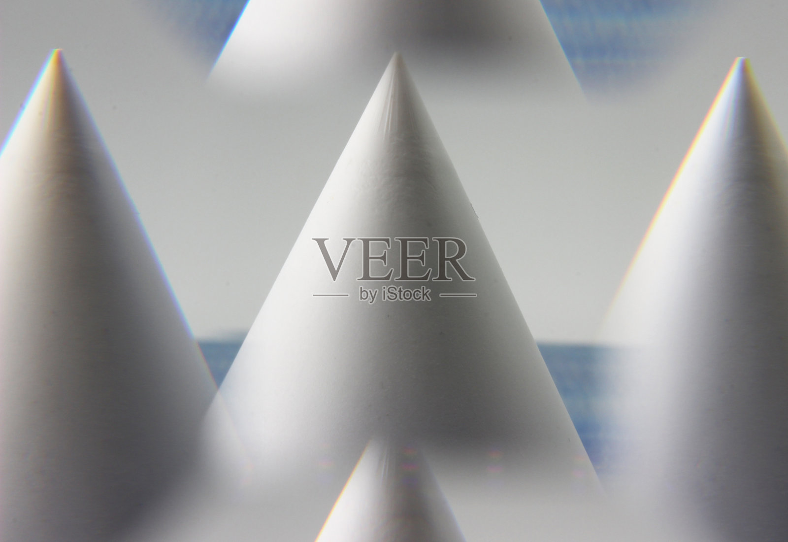 蓝色背景上的白色圆锥形照片摄影图片