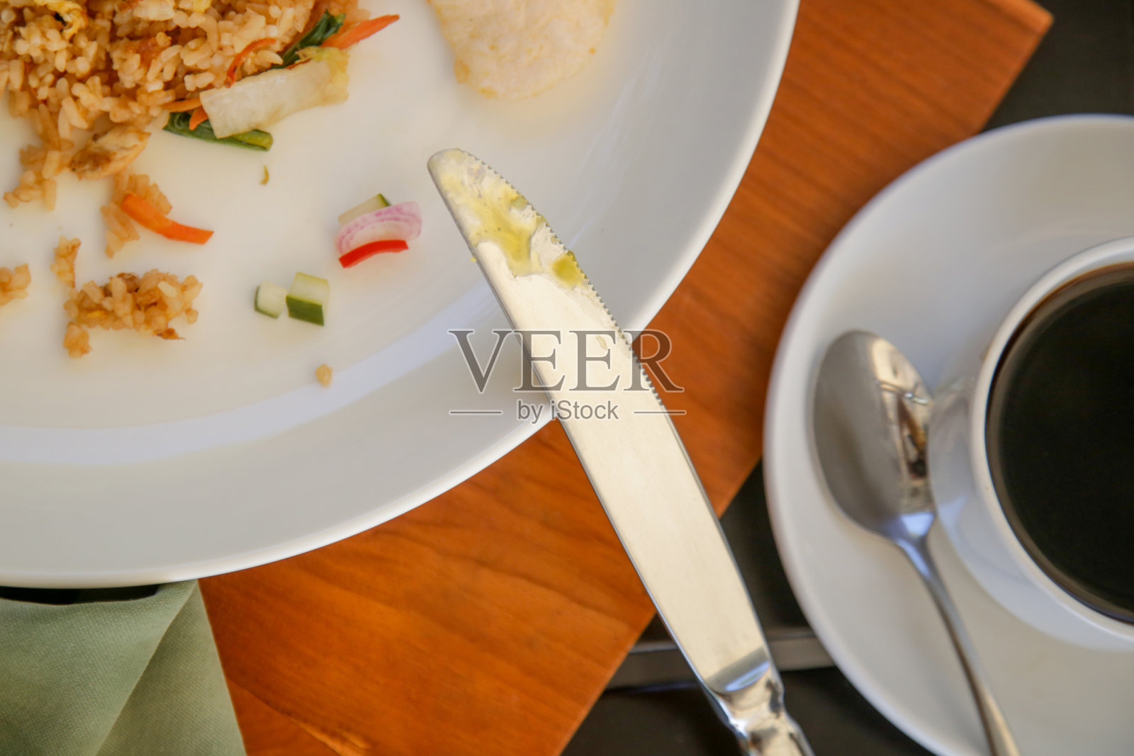 炒饭，煎蛋和一杯咖啡照片摄影图片