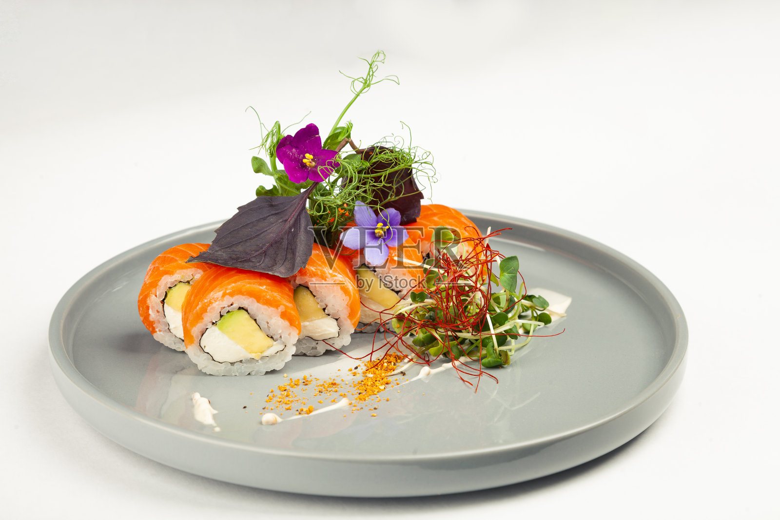 费城寿司卷配牛油果和香草，经典的日本寿司。传统的日式料理。美味的寿司。为了餐厅的菜单。copyspace照片摄影图片