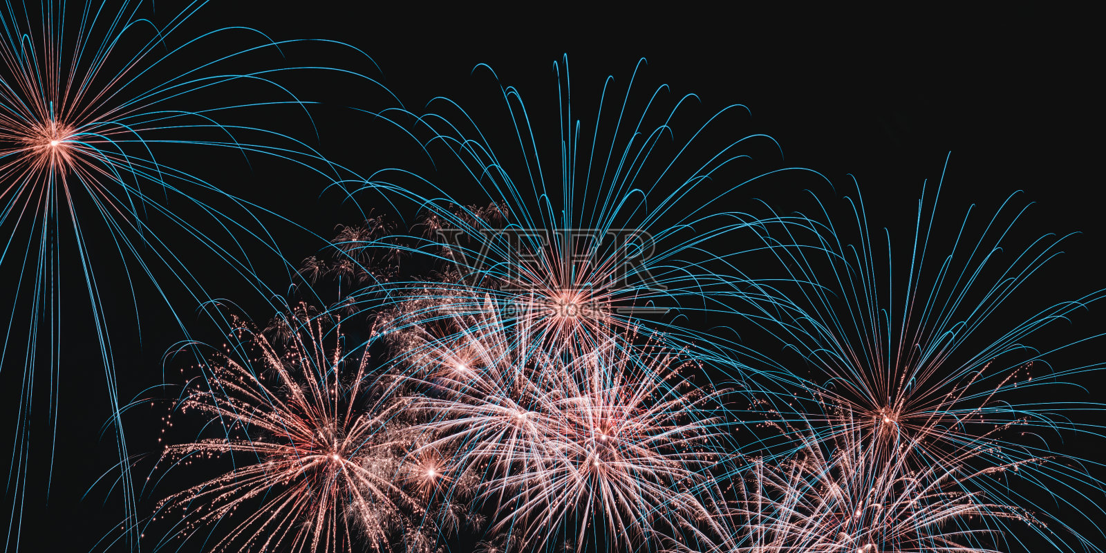 真正五颜六色的烟花在夜空中，五颜六色的烟花在黑色的背景上照片摄影图片