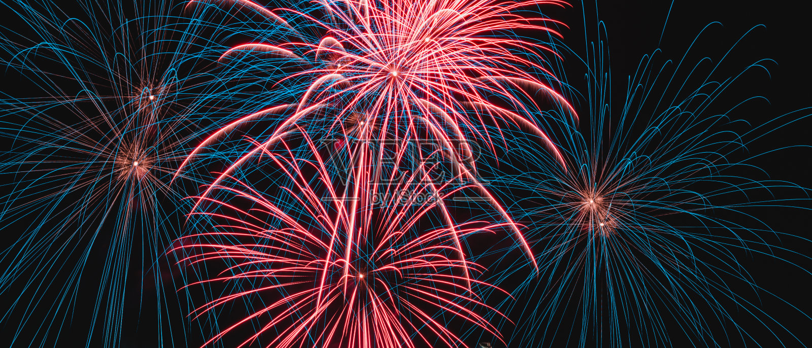 真正五颜六色的烟花在夜空中，五颜六色的烟花在黑色的背景上照片摄影图片