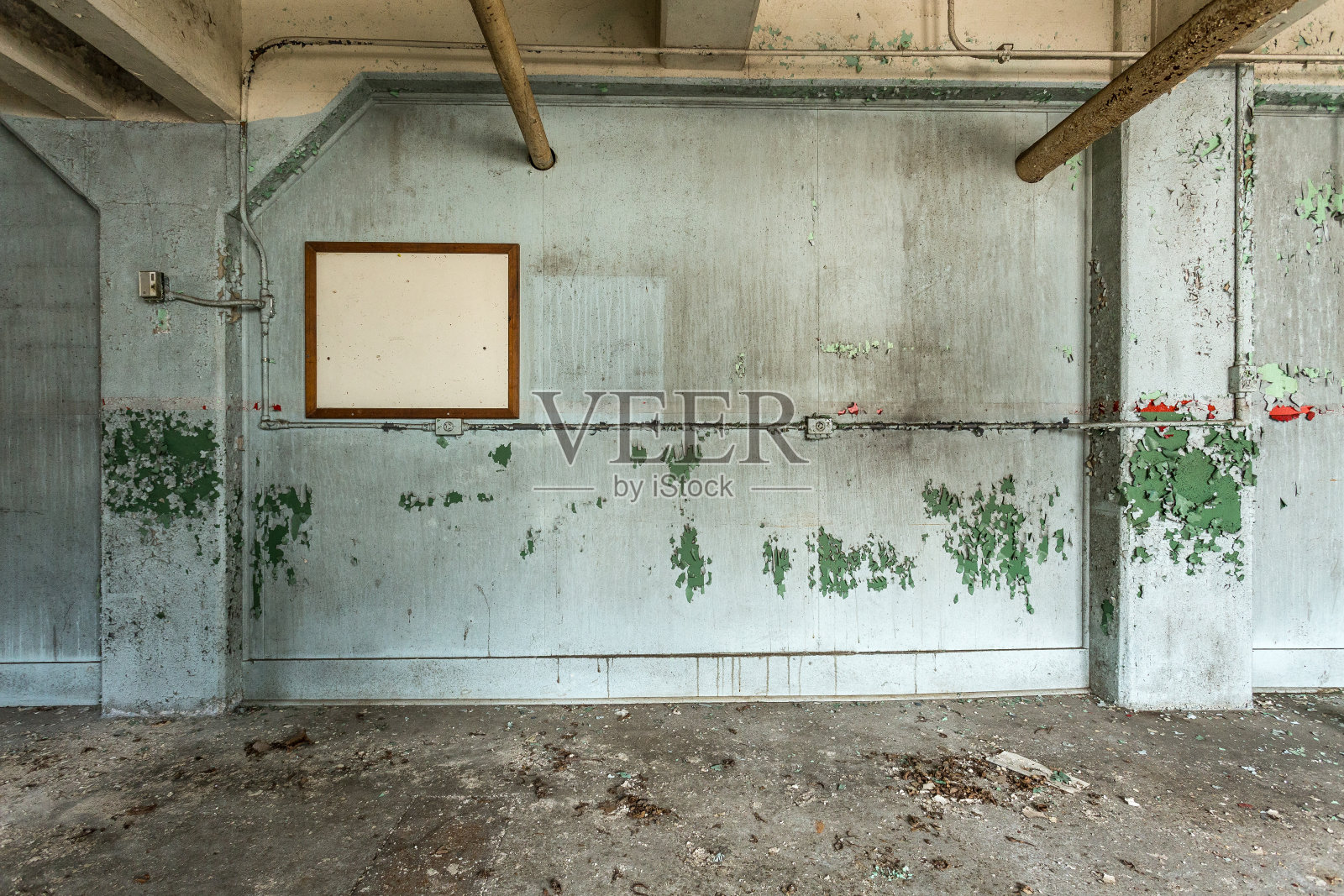 这是南部一个废弃工厂里空荡荡的房间，油漆剥落照片摄影图片