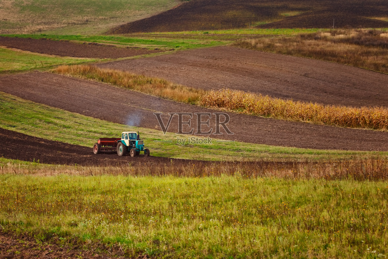 农业领域的现代拖拉机照片摄影图片