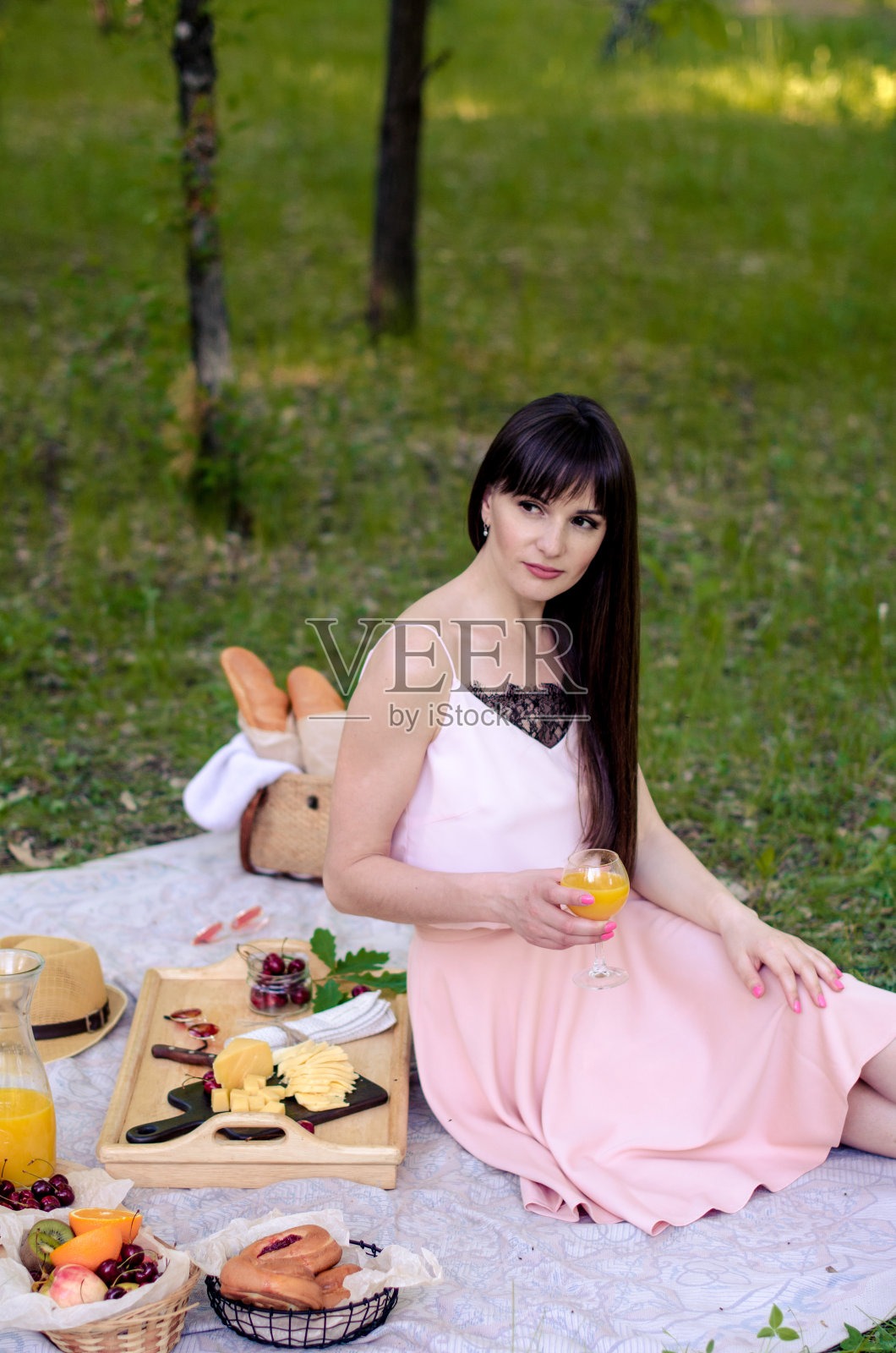 微笑的女人有一个轻松的午餐休息户外照片摄影图片