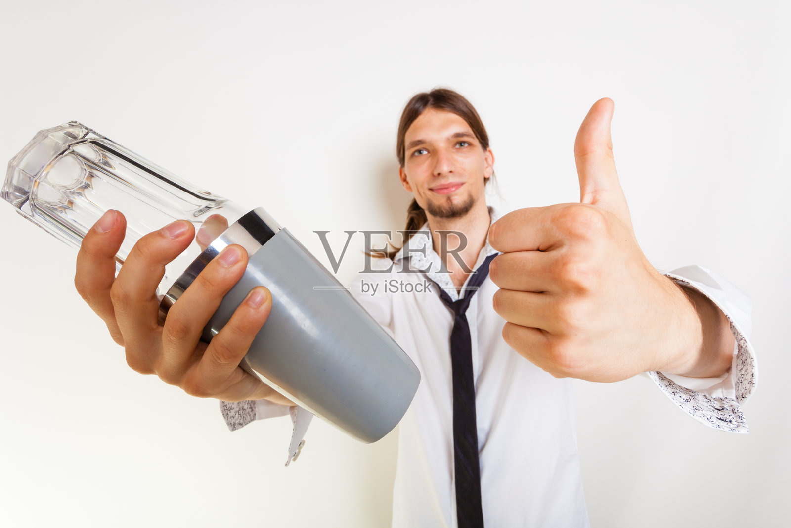 快乐的酒保做手势。照片摄影图片