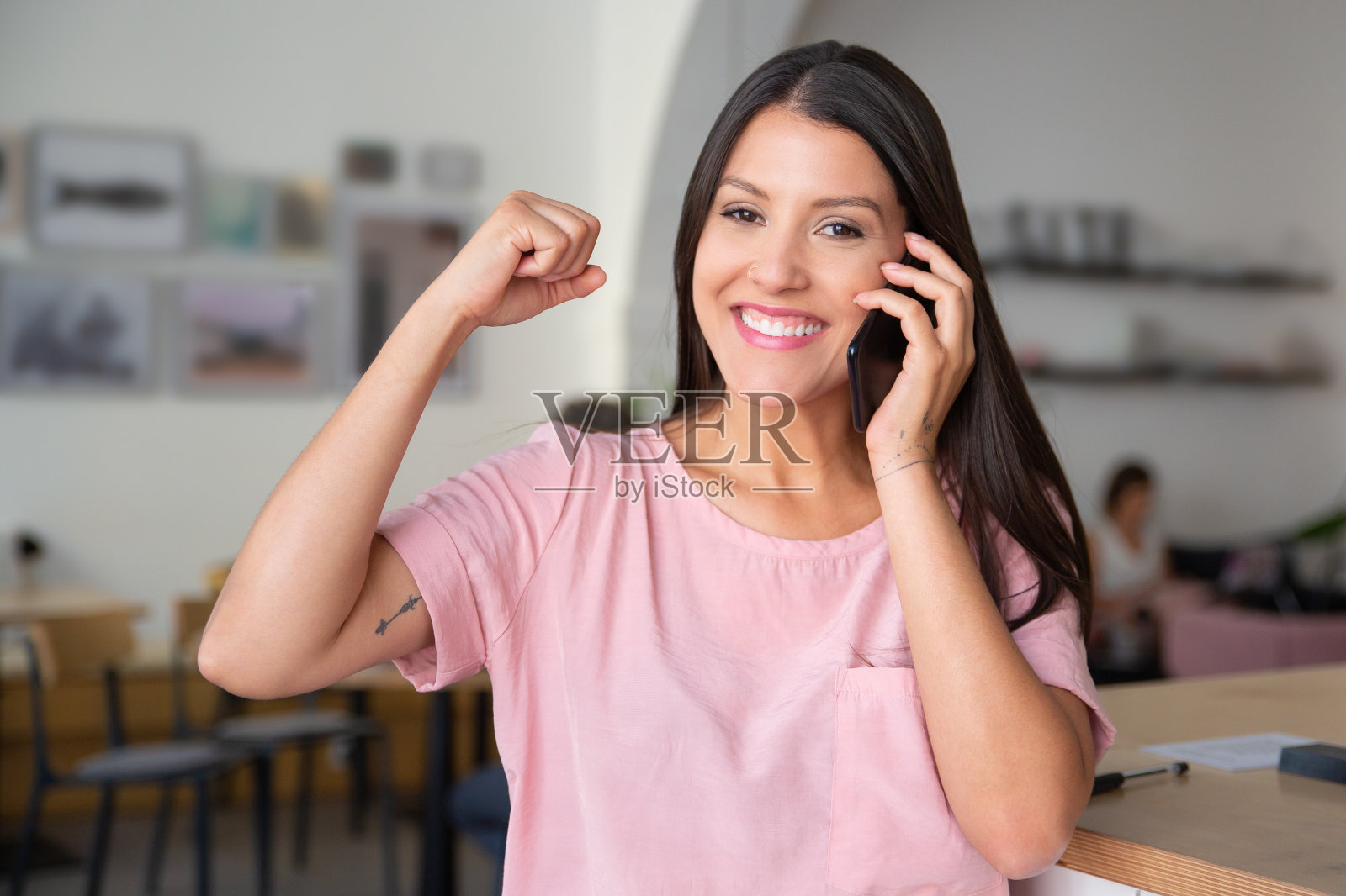 快乐成功的女人打电话照片摄影图片