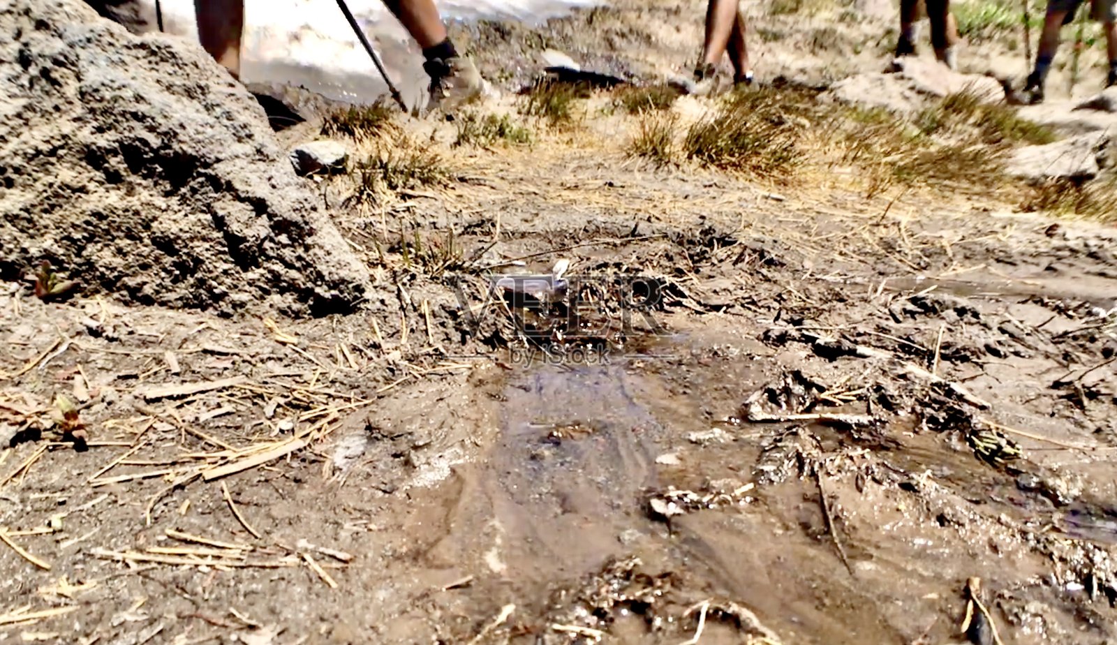 在泥泞中徒步旅行照片摄影图片