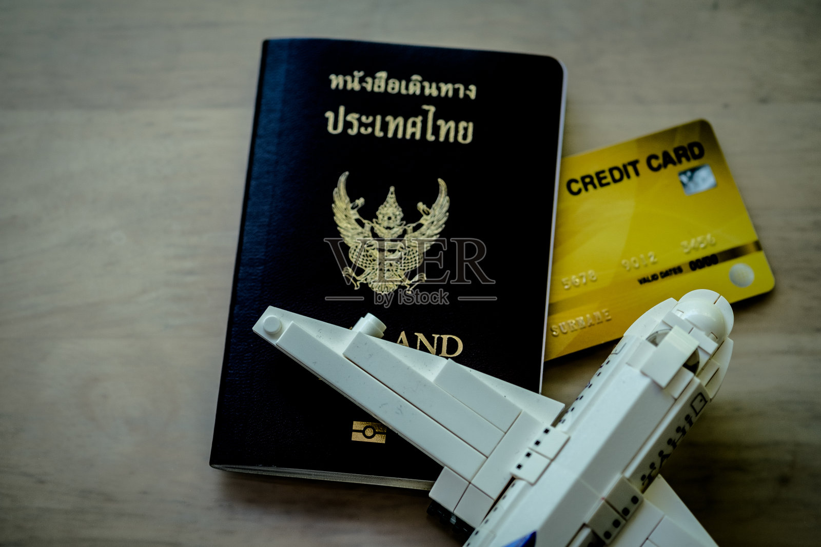 玩具飞机，泰国护照和旅游信用卡。旅游的概念照片摄影图片