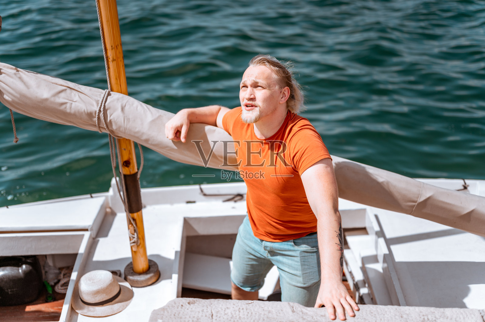 一个年轻的成年人在船上照片摄影图片