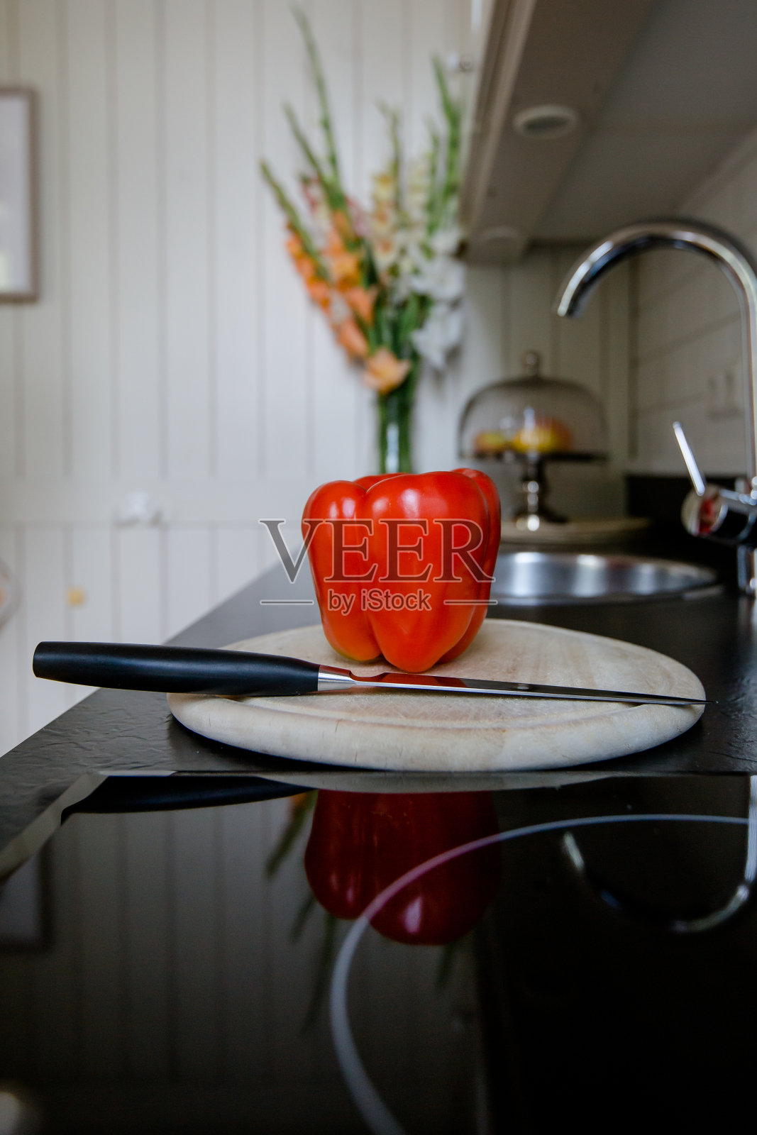 辣椒放在砧板上照片摄影图片