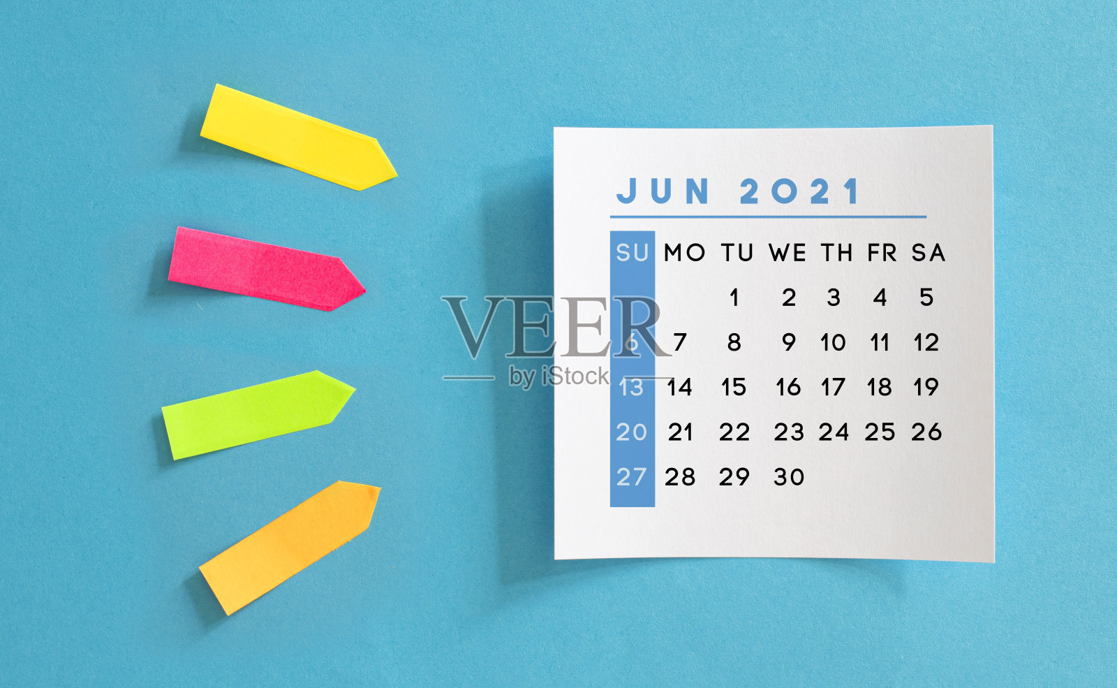 蓝色背景上的2021年6月日历。照片摄影图片