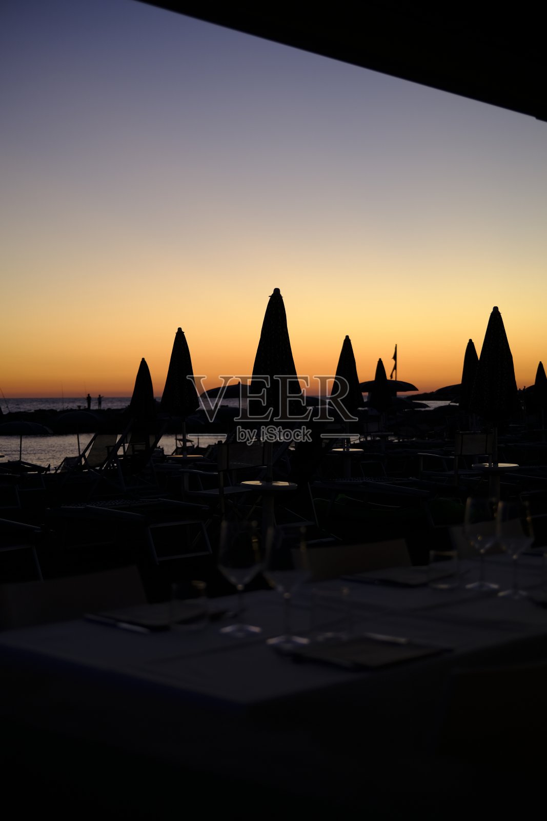 海滩上的日落照片摄影图片