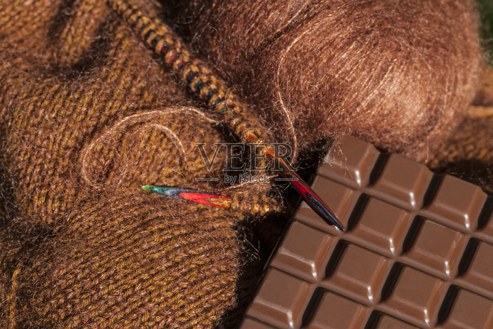 秋天的享受-棕色编织和吃巧克力照片摄影图片