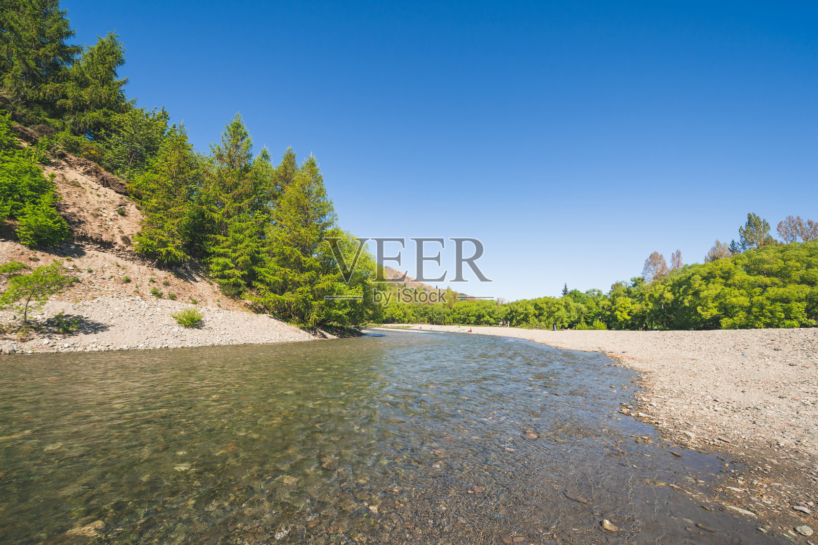 箭镇的小溪和河流是新西兰南岛白天的自然景观，是新西兰最著名的旅游景点照片摄影图片