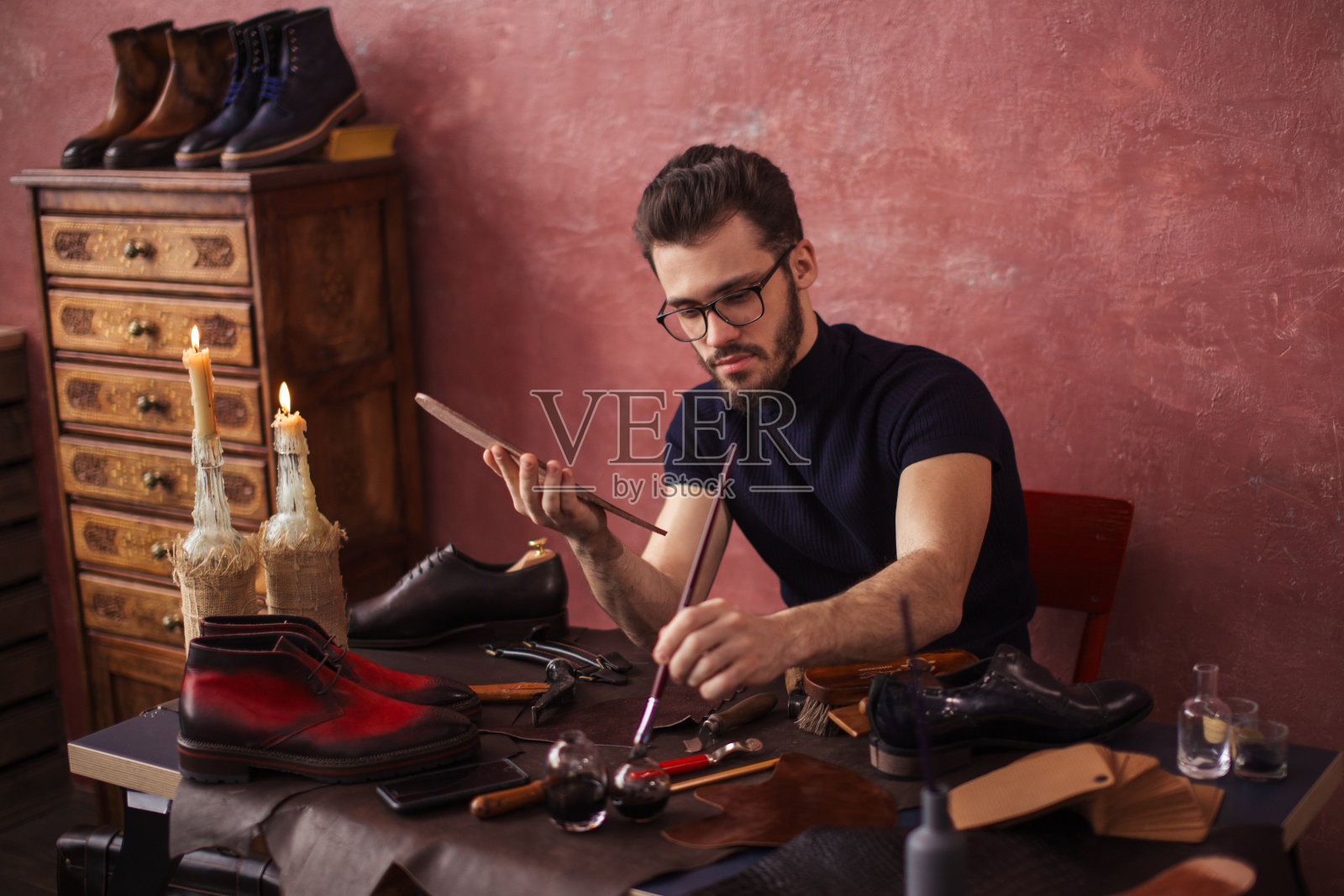 鞋设计师用刷子工作照片摄影图片