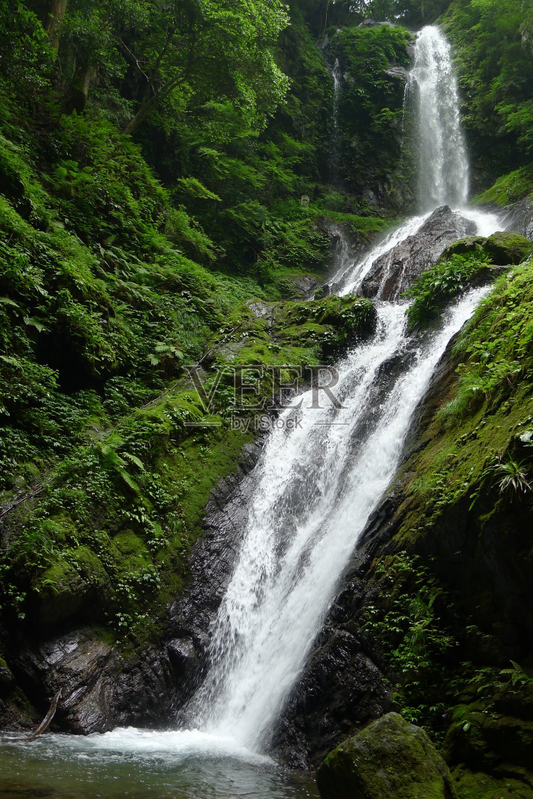 雨恋瀑布（日本百佳瀑布之一）照片摄影图片