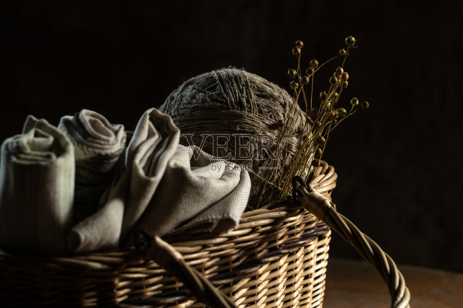 亚麻布，球线和亚麻干植物放在篮子里照片摄影图片