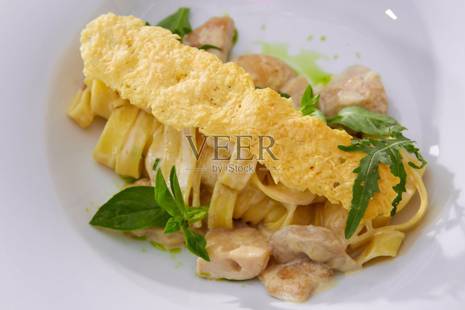 蘑菇，奶油酱，松露和芝麻菜干面条照片摄影图片