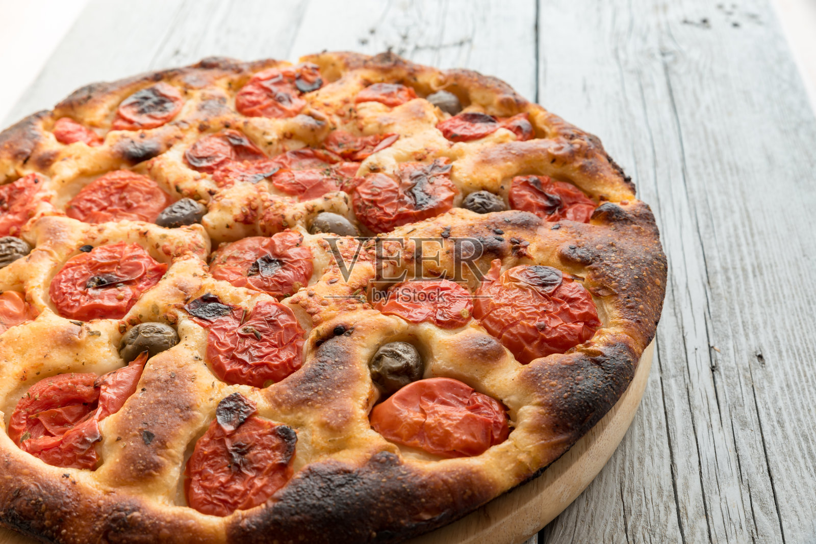 佛卡夏是意大利巴里地区的典型食物，配上番茄和橄榄照片摄影图片