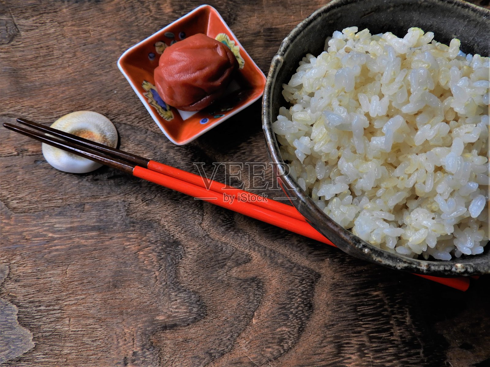餐桌上碗中食物的高角度视图照片摄影图片