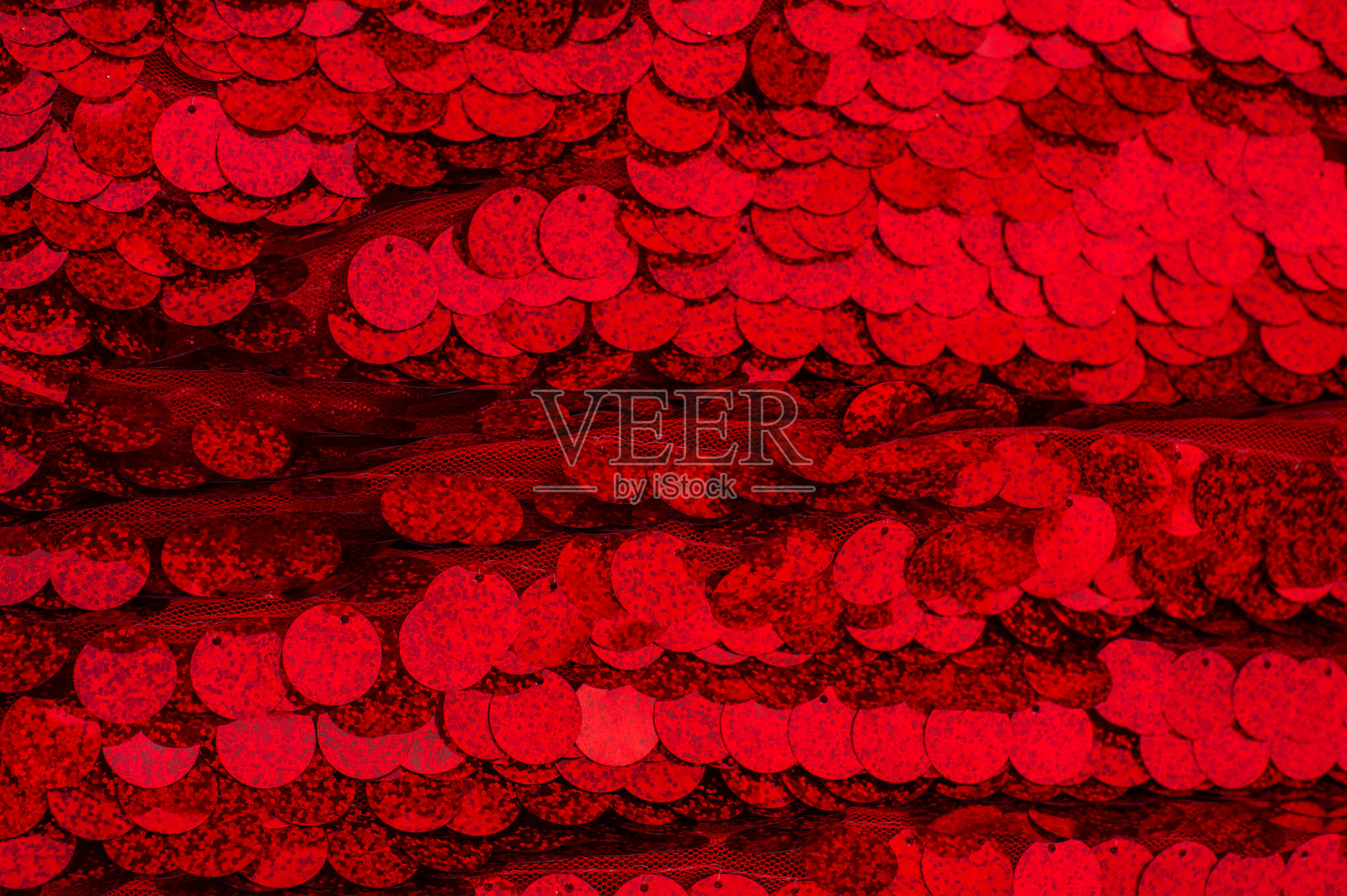 红色闪烁的灯光与节日背景纹理。抽象的圣诞闪烁着明亮的散景。红色亮片结构照片摄影图片