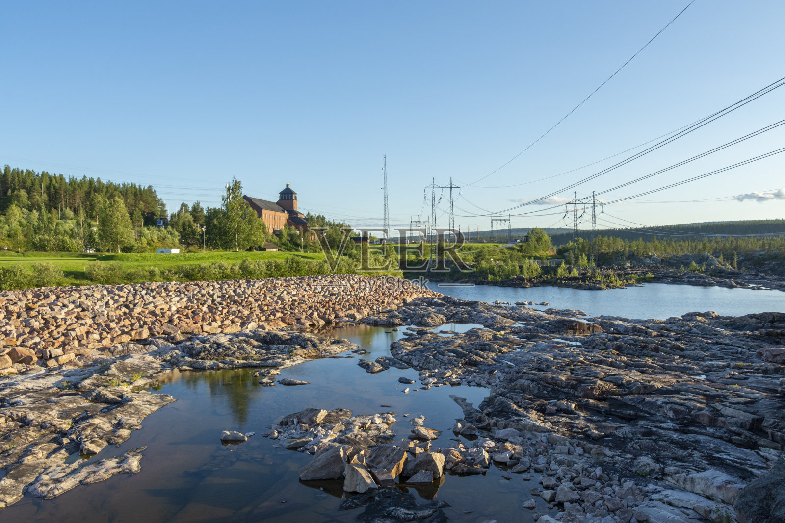 俯瞰瑞典北部Porjus的老河床和老水电站照片摄影图片