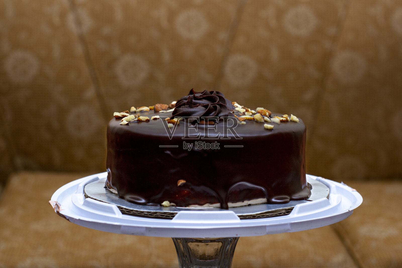 盘子里的巧克力蛋糕照片摄影图片