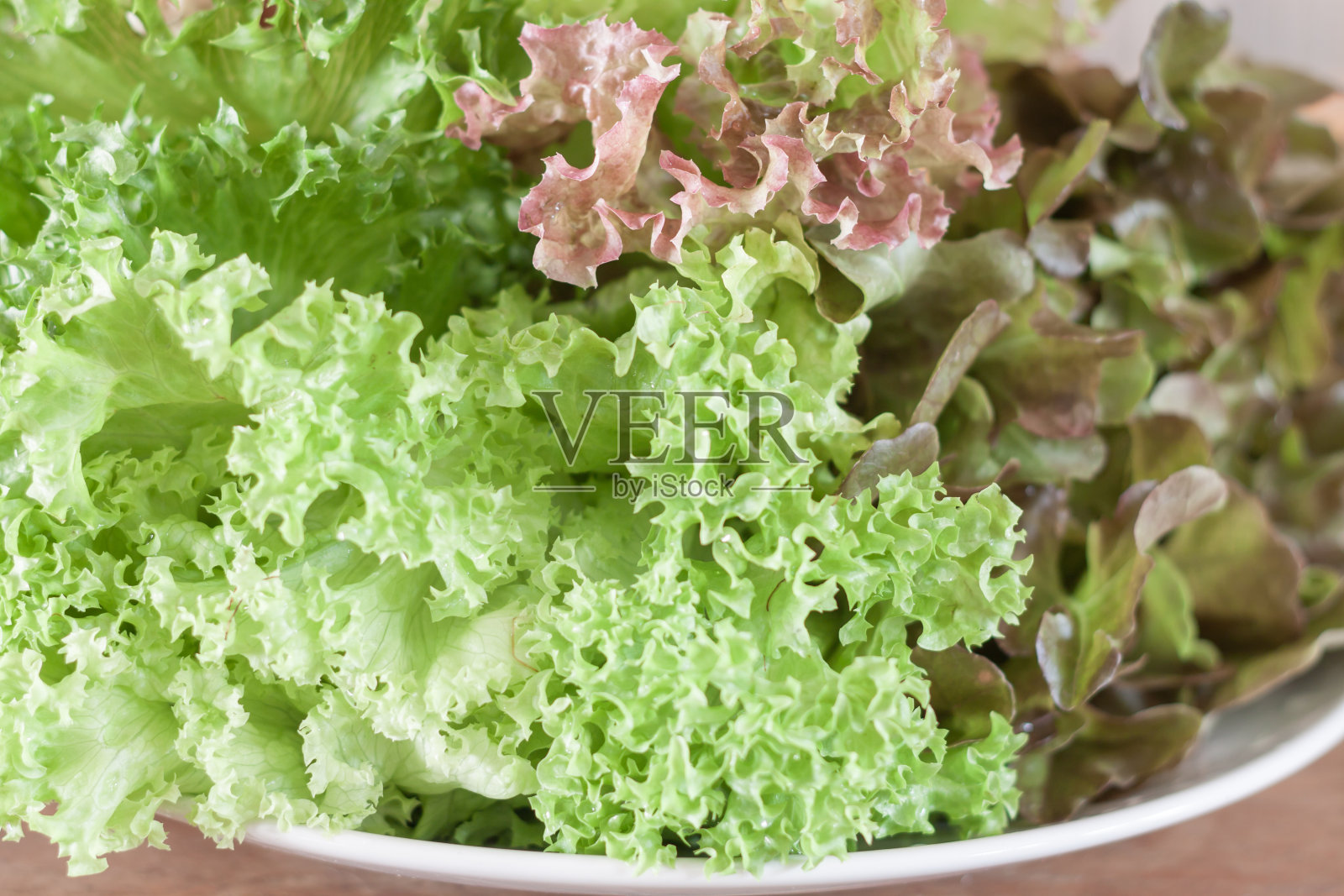 新鲜的水培蔬菜放在木桌上照片摄影图片