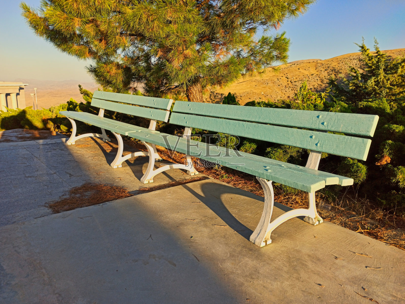 夏日日落时公园长椅上的蓝色照片摄影图片