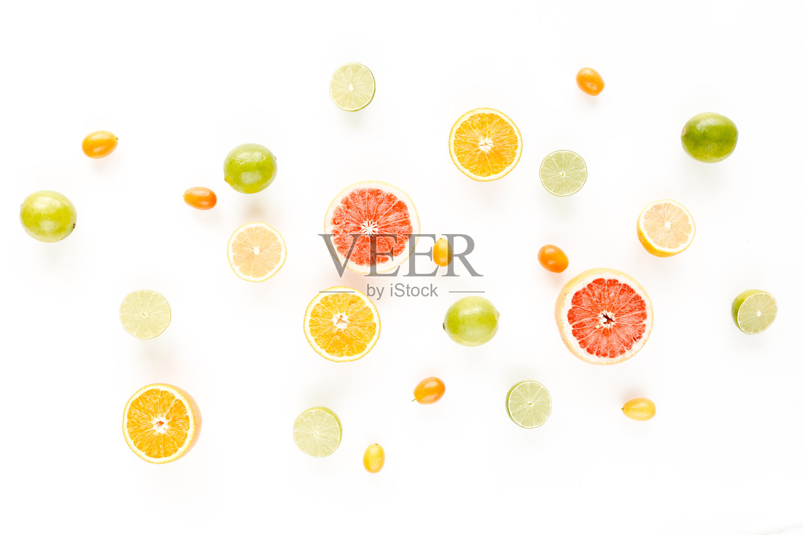 由夏季热带水果制成的创意图案:柚子、橙子、柠檬、酸橙和无花果叶。食品的概念。平躺，俯视图照片摄影图片