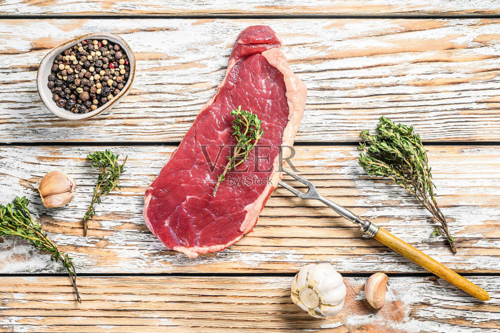 纽约牛排或香草，生牛肉。白色木制背景。俯视图照片摄影图片