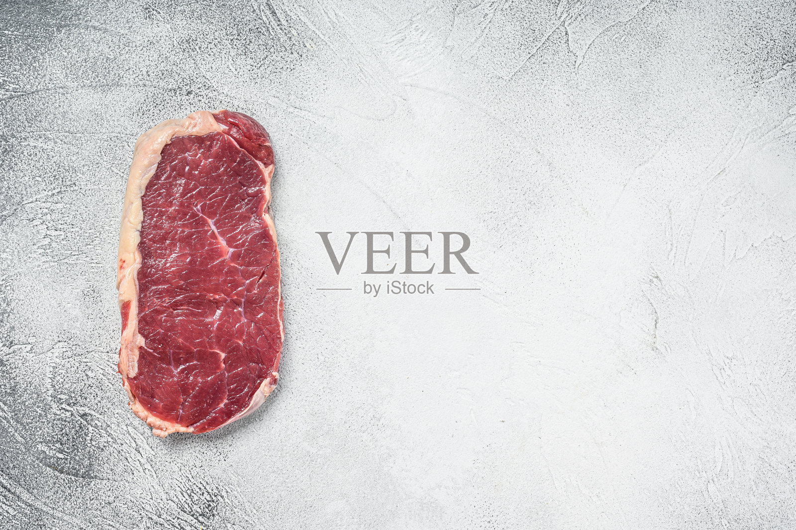 Striploin牛排或生条纹纽约。灰色的背景。前视图。本空间照片摄影图片