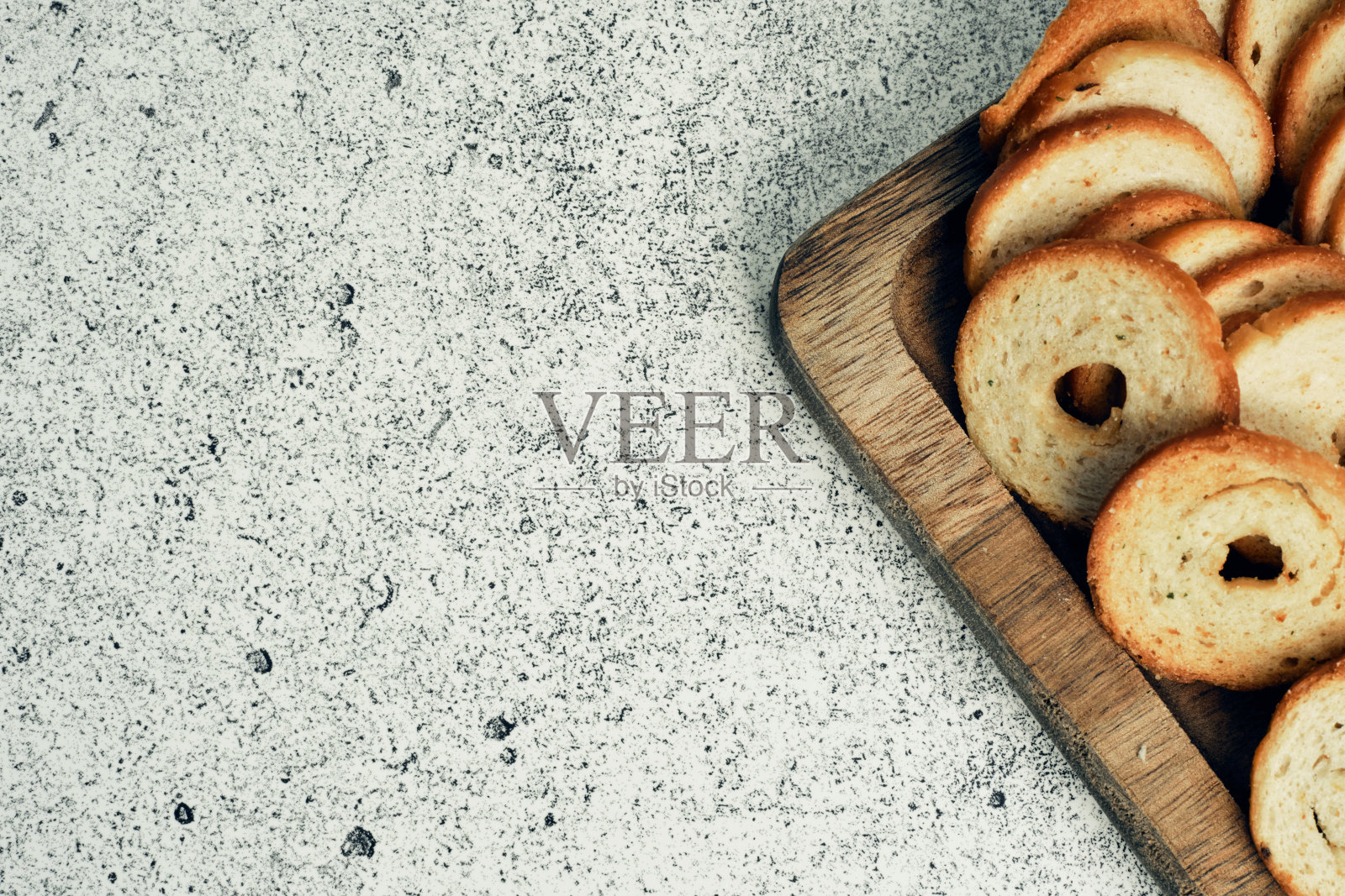 面包，圆饼和酱汁放在木架子上。菜单上的即食食品。零食。照片摄影图片
