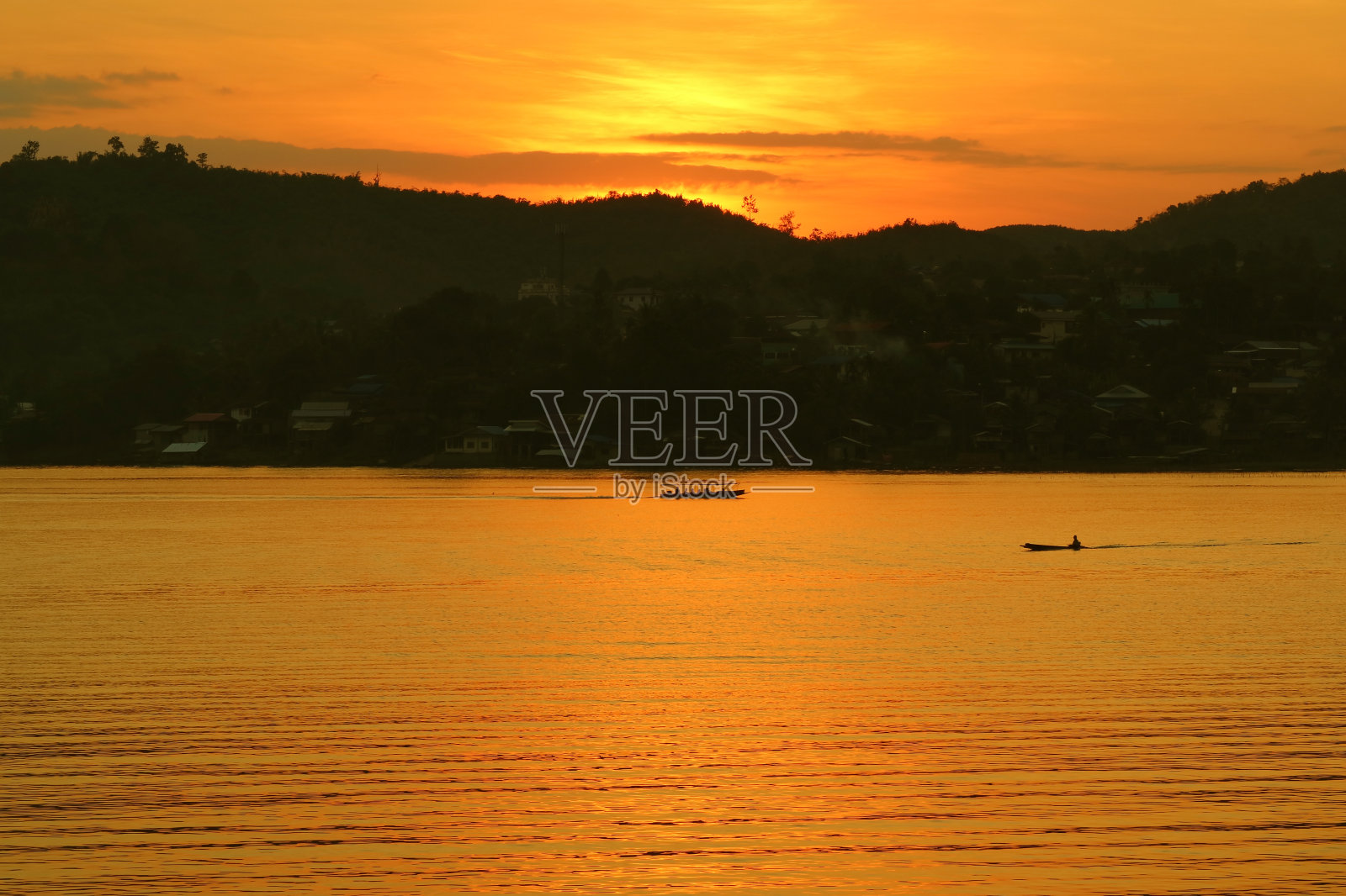 令人惊叹的生动色彩的日落河流景观与奔跑的船照片摄影图片