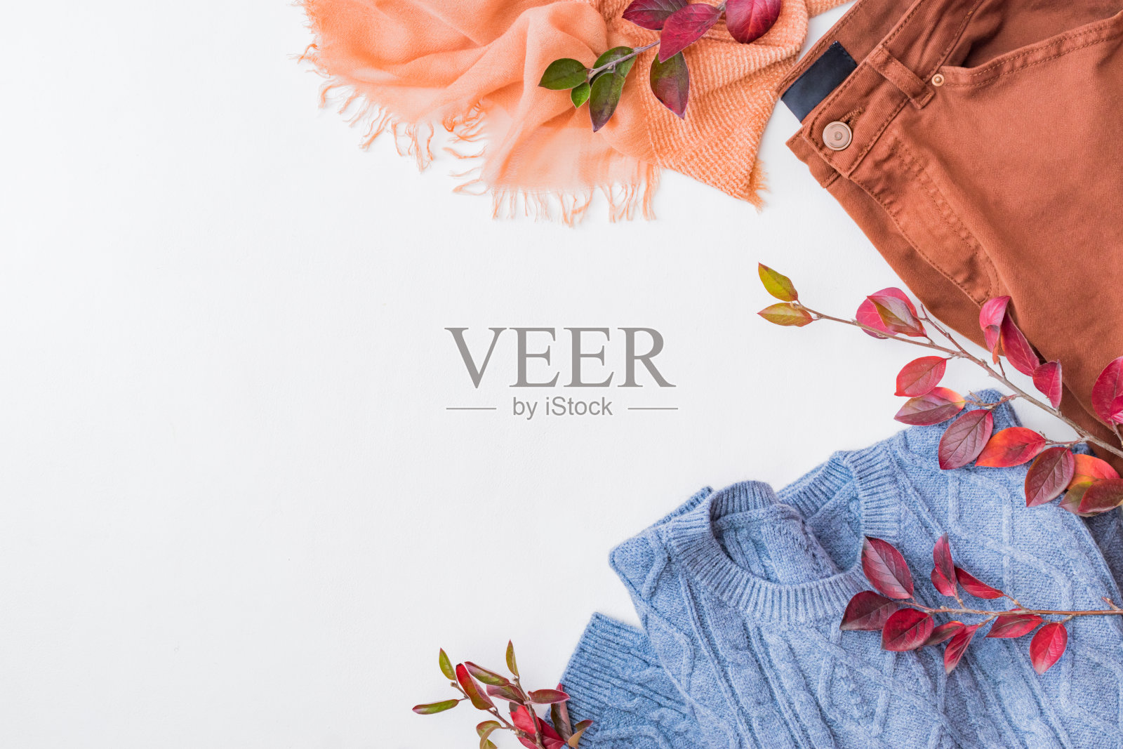 平躺女性时尚看时尚的衣服和配件在一个白色的背景照片摄影图片