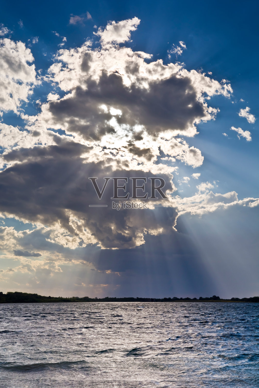 日落时分，湖面上刮着风照片摄影图片