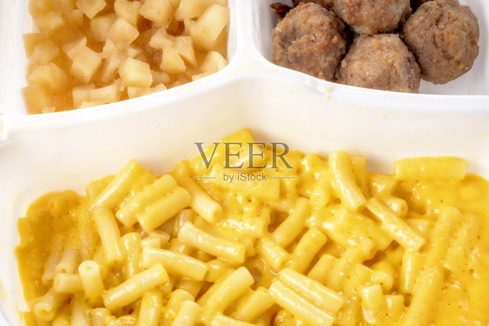 儿童电视晚餐在一个白色塑料托盘煮照片摄影图片