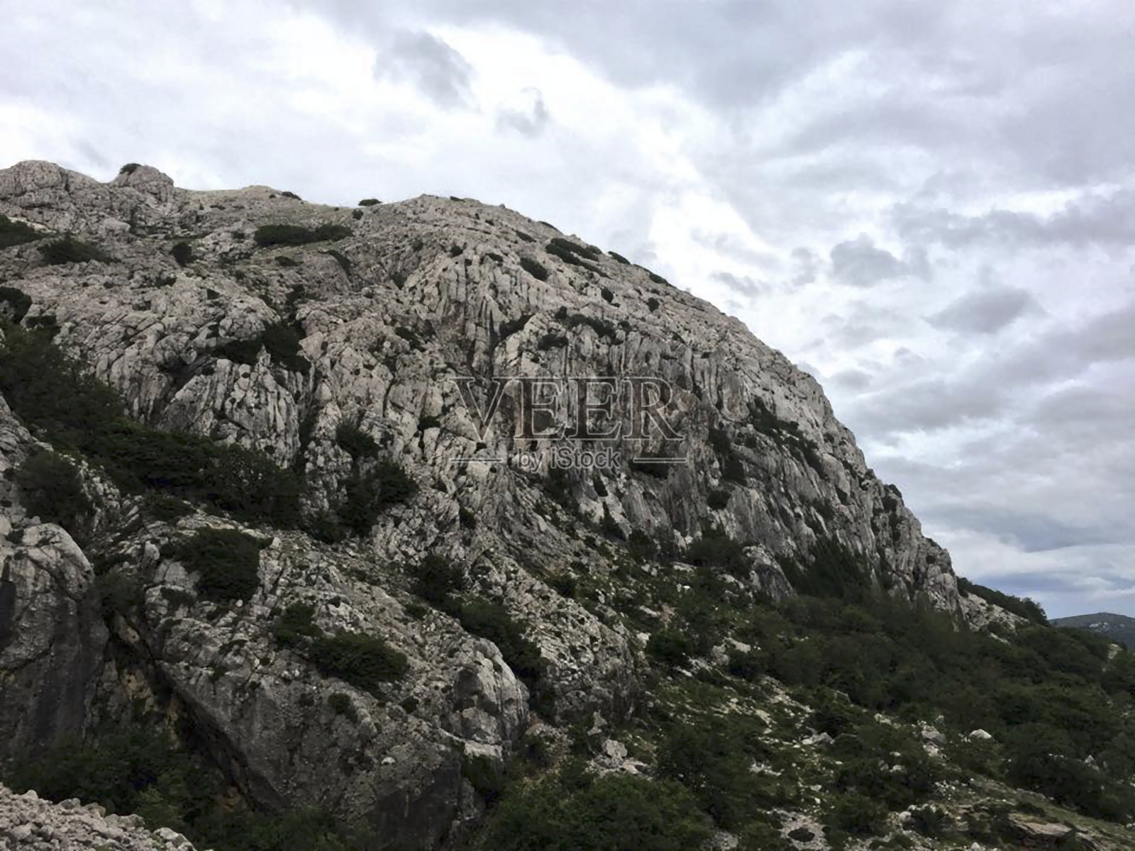 一块可以爬上去的石头照片摄影图片