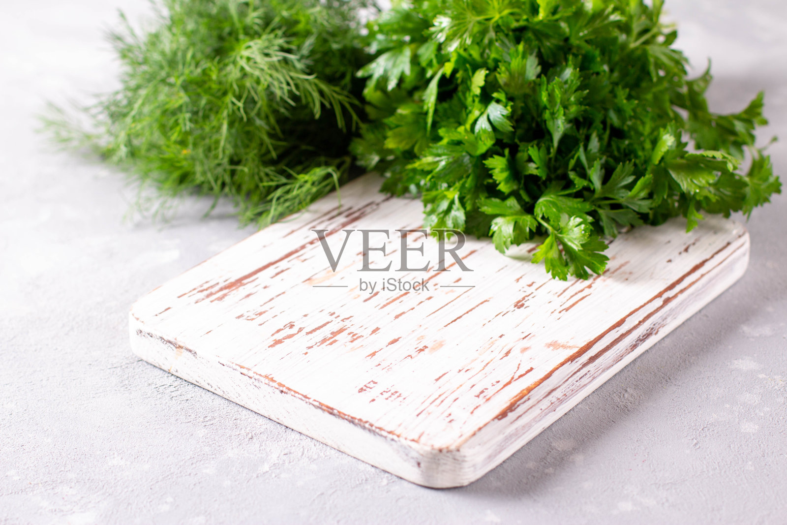 空的白色砧板和药草照片摄影图片