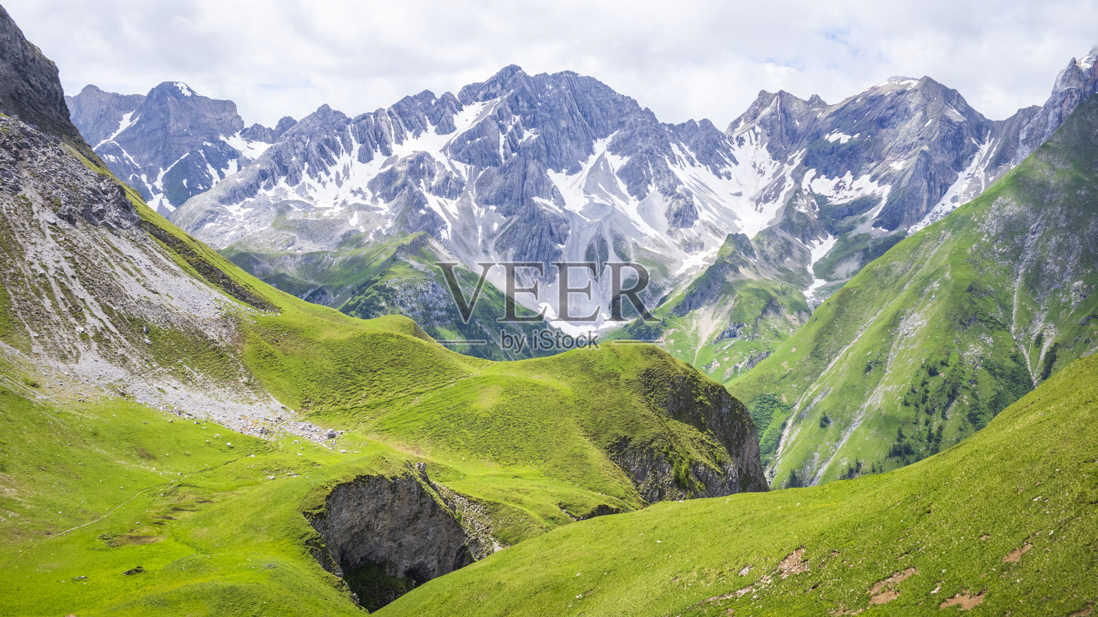 奥地利阿尔卑斯山上的Memminger小屋照片摄影图片