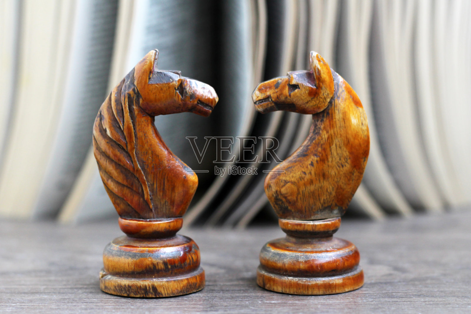 两匹木马象棋和一本书照片摄影图片