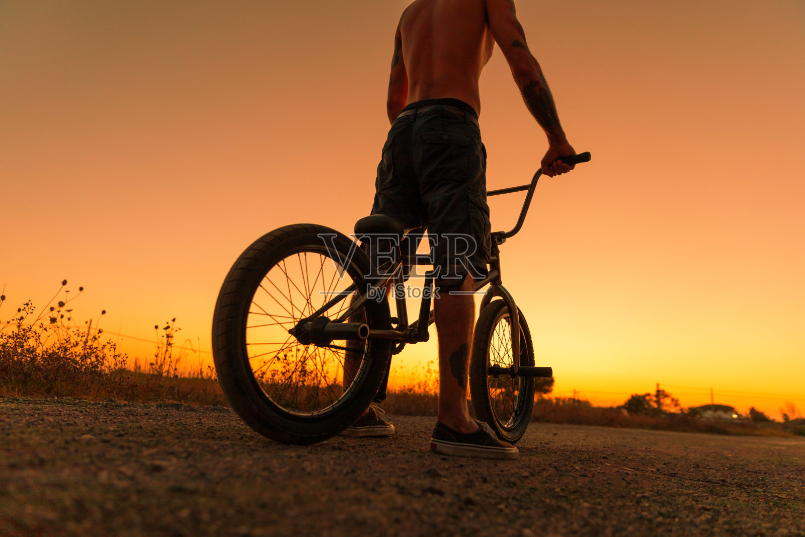 日落时分的男人BMX路照片摄影图片